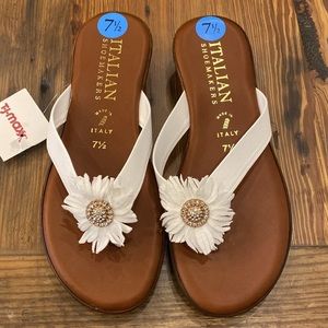 NWT Italian Shoemakers Sandal Flip Flop 7.5. Made In Italy. 1” heel.